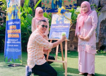 MUHAMAD AKMAL Saleh (tengah) merasmikan Sambutan Hari Zoonosis Sedunia Peringkat Negeri di Zoo Melaka, Ayer Keroh, Melaka. - UTUSAN/MUHAMMAD SHAHIZAM TAZALI
