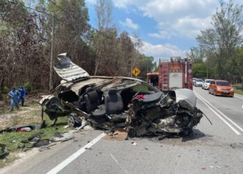 KEADAAN MPV Toyota Avanza dipandu Nik Nabilah Nik Abdul Ghaffar, yang maut dalam kemalangan melibatkan tiga kenderaan di Lembah Bidong, Setiu, hari ini.