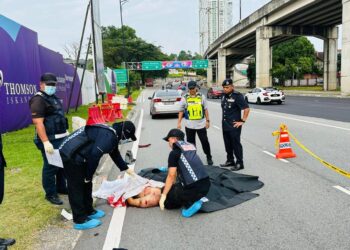RAUB Selamat (kanan) melihat keadaan mangsa kejadian langgar lari di Kilometer 0.5, Lebuhraya EDL, Johor Bahru.