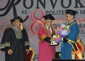 MOHD. NOOR Shahudin menyampaikan anugerah pelajar terbaik kepada Muhammad Johari Sahari  pada Majlis Konvokesyen Ke-8 PMJB) di Hotel KSL & Resort, Johor Bahru.