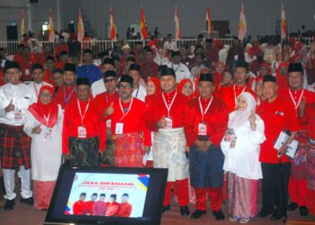 MD. ALWI Che Ahmad menunjukkan isyarat bagus selepas merasmikan Mesyuarat Perwakilan UMNO Bahagian Hang Tuah Jaya di Dewan Tun Ali, Bukit 
Katil, Melaka. - UTUSAN/AMRAN MULUP