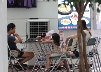 LEO QIEO XIN (kiri) bersama anggota keluarganya menunggu di pusat beli-belah Eco Galleria, Iskandar Puteri semasa anggota polis melakukan kerja-kerja mencari Albertine Leo Jia Hui yang hilang sejak kelmarin.