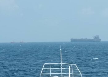KAPAL tangki MT CERES I  ditunda sambil dipantau oleh kapal peronda luar pesisir KM Pekan milik Maritim Malaysia.
