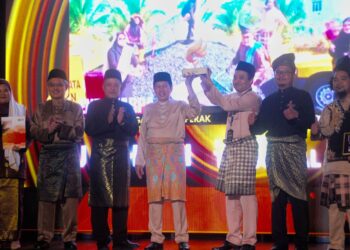 AHMAD Maslan menyampaikan trofi kemenangan kepada wakil JKR Bagan Datuk, Perak yang muncul juara kategori teknikal pada Majlis Konvensyen KIK JKR 2024 di Dewan CREaTE JKR, Alor Gajah, Melaka. - UTUSAN/AMRAN MULUP