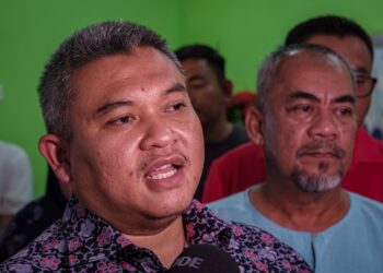 RAIS Yasin ditemui selepas menziarahi keluarga mangsa kemalangan di Kampung Bukit Kecil, Jalan Tanjung Kling, Melaka. - UTUSAN/SYAFEEQ AHMAD