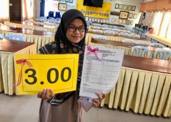NOOR Haslin Rosidi Sabri menunjukkan keputusan STPM di  SMKA Naim Lilbanat, Kota Bharu, Kelantan hari ini-UTUSAN/ ROSLIZA MOHAMED.