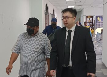 SHAHARUDDIN Sulong (kiri) didakwa atas 13 petuduhan menerima rasuah di Mahkamah Sesyen, Johor Bahru.