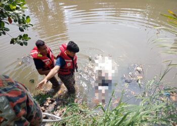 ANGGOTA bomba mengangkat mayat warga emas yang lemas di Kampung Sri Purnama, Tebrau, Johor Bahru.