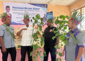 WAN Abd. Rahim Wan Abdullah (dua dari kiri) memberi penerangan tentang pokok kenaf kepada pemimpin Orang Asli di Pos Pulat, Gua Musang, Kelantan. UTUSAN/AIMUNI TUAN LAH.