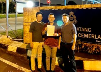 LIM THOW SIANG membuat laporan  di Balai Polis Desa Cemerlang susulan terima ugutan daripada kumpulan 'scammer'.