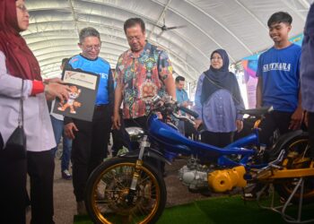 ABDUL Rahman Mohamad (tiga, kiri) melawat ruang pameran selepas Majlis Perasmian Karnival Jelajah Madani Jom Masuk TVET Zon Timur 2024 di ILP Kuala Terengganu, Kuala Nerus, hari ini. -  UTUSAN/PUQTRA HAIRRY ROSLI