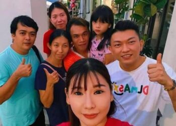 ALBERTINE Leo Jia Hui (dua kanan) bergambar bersama ibu dan ahli keluarga yang lain selepas diselamatkan pihak polis semalam.