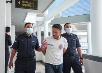 TERTUDUH dihadapkan ke Mahkamah Majistret, Ayer Keroh, Melaka atas pertuduhan menakutkan isterinya dengan mengejar wanita itu sambil memegang gunting. - UTUSAN/SYAFEEQ AHMAD