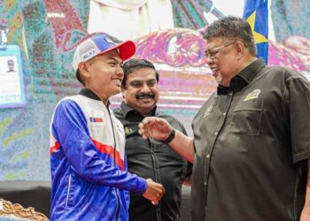 KETUA Menteri Melaka, Datuk Seri Ab. Rauf Yusoh (kanan) bersama V.P. Shanmugam dan seorang atlet pada Majlis Penyerahan Bendera Melaka kepada Ketua Kontinjen Sukma Sarawak di Dewan Alamanda, Jasin, Melaka.