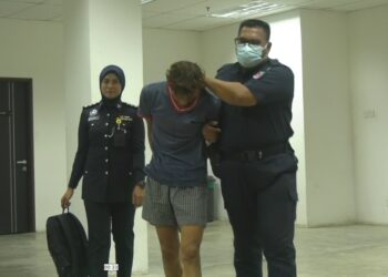 TERTUDUH semasa menghadiri prosiding atas tuduhan membunuh di Mahkamah Majistret Kota Bharu, Kelantan.-UTUSAN/ROSALWANI CHE SOH.