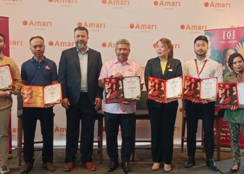 SHARIL NIZAM Abdul Rahim (empat dari kiri) bergambar  dengan barisan penganjur dan pihak yang terlibat dengan Konsert Divas & Diamond di Hotel Amari, Johor Bahru.