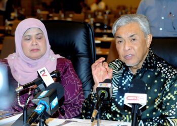AHMAD ZAHID Hamidi ditemui pada sidang akhbar selepas menghadiri Pemukiman Program Utama KKDW di Pusat Konvensyen Desaru Coast, Kota Tinggi.