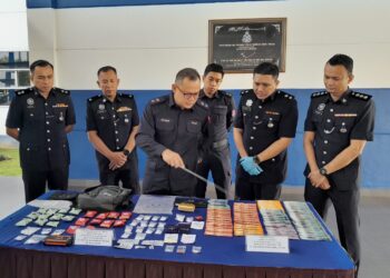 HUSSIN Zamora menunjukkan dadah dan wang tunai yang dirampas daripada Geng Potek yang ditahan di sebuah rumah usang dekat Sungai Papan, Kota Tinggi.