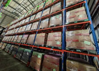 SEBAHAGIAN daripada minyak masak pelbagai jenis yang disita oleh KPDN Johor susulan pemeriksaan ke atas syarikat pembungkusan di Kulai.