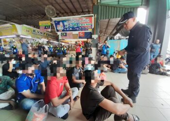 HUSSIN Zamora bertanya sesuatu kepada beberapa PATI yang ditahan dalam Operasi Bersepadu Khas PATI di Pasaraya Kipmall, Kota Tinggi.