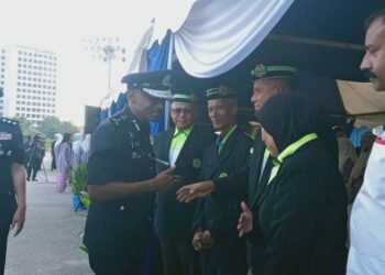 M. KUMAR (tengah) berbual dengan beberapa veteran polis pada Majlis Perhimpunan Bulanan IPK Johor, Johor Bahru.