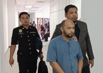 ALI SULTAN (tengah) didakwa atas pertuduhan memberi rasuah sebanyak RM1,000 kepada pembantu penguat kuasa MBIP di Mahkamah Sesyen Johor Bahru.