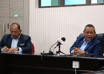 AMINUDDIN Harun pada sidang akhbar selepas mempengerusikan Mesyuarat Mingguan Exco di Wisma Negeri, Seremban hari ini.