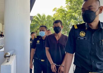 SUWIT Sake (tengah) dihadapkan ke mahkamah atas pertuduhan memiliki 280 liter petrol tanpa lesen di Mahkamah Sesyen, Alor Setar. -UTUSAN/JAMLIAH ABDULLAH