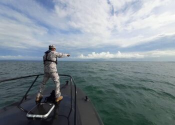 OPERASI Carilamat giat dilakukan bagi mencari dan menyelamat seorang nelayan yang terjun ke laut bagi mengelak dicekup di Kuala Kedah.
