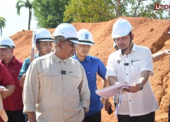 MUHAMMAD Sanusi Md Nor ketika mengadakan lawatan ke tapak projek LRA Sungai Limau dan Bukit Selambau.