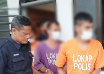SUSPEK (tengah) dikawal anggota polis ketika dibawa untuk proses sambung reman di Kompleks Mahkamah Kulim. -UTUSAN/AZAHAR HASHIM