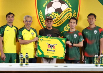 MOHD. Daud Bakar (dua dari kiri) bersama wakil rasmi salah satu daripada rakan strategik KDA FC pada sidang akhbar di Stadium Darul Aman, Alor Setar.
