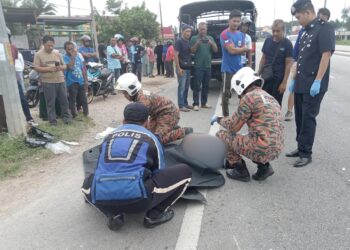MANGSA meninggal dunia di lokasi kejadian setelah motosikal dinaiki kemalangan dengan sebuah kereta di Pokok Sena. -IHSAN BOMBA
