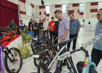 MOHD. Fadhil Hassan (tengah) bersama sebahagian penaja pada sidang akhbar Memperkenalkan Penaja Tampin MTB Jamboree 2024 di Dewan Bandaran Tampin, Tampin hari ini.-UTUSAN/NOR AINNA