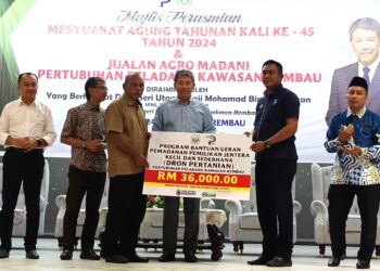 MOHAMAD Hasan hadir menyampaikan replica cek bantuan geran selepas merasmikan Mesyuarat Agung Tahunan Pertubuhan Peladang Kawasan Rembau Kali Ke-45 di Rembau hari ini.-UTUSAN/NOR AINNA HAMZAH.