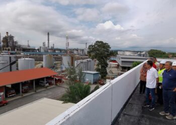 NIK Nazmi Nik Ahmad mengadakan pemeriksaan ke sebuah premis penapisan minyak mentah di Port Dickson hari ini.-UTUSAN/MOHD. SHAHJEHAN MAAMIN