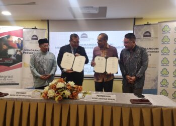 SHARIFUDIN Md Shaarani (dua dari kiri kanan) dan Mohammed Azman (dua dari kanan) bertukar dokumen selepas menandatangani MoU kerjasama antara USIM dan Perkeso di Bangunan Canselori USIM di Nilai, Seremban hari ini.-UTUSAN/NUR SHARIEZA ISMAIL.