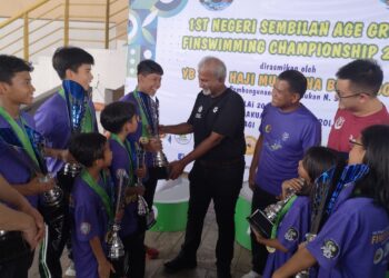 S. RAVIVARMA beramah mesra dengan atlet yang mengungguli kategori masing-masing dalam Kejohanan Finswimming Peringkat Umur Negeri Sembilan 2024 di Pusat Akuatik Negeri, Paroi di Seremban hari ini.-UTUSAN/NUR SHARIEZA ISMAIL.