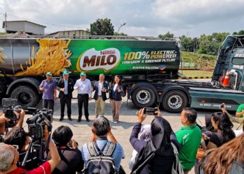 ANTHONY Loke Siew Fook pada Majlis Pelancaran Trak EV Milo di Kilang Nestle Chembong, Rembau hari ini.-UTUSAN/MOHD. SHAHJEHAN MAAMIN.