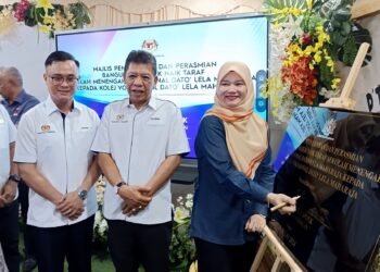 FADHLINA Sidek menyempurnakan Majlis Penyerahan dan Perasmian Bangunan Projek Naik Taraf SMV Dato' Lela Maharaja kepada kolej vokasional, di Rembau hari ini.-UTUSAN/NOR AINNA HAMZAH.