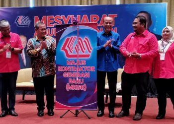 AMINUDDIN Harun (dua dari kiri) ketika melancarkan Majlis Kontraktor Generasi Baru (MKGB) pada Majlis Perasmian dan Penutup Mesyuarat Agung Tahunan Kali Ke 46/2024 Persatuan Kontraktor Melayu Malaysia (PKMM) Negeri Sembilan di Seremban.-UTUSAN/MOHD. SHAHJEHAN MAAMIN.