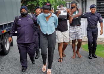 SEBAHAGIAN daripada lima individu yang dihadapkan ke Mahkamah Majistret Port Dickson hari ini atas tuduhan melakukan perbuatan cuai atau gopoh sehingga menyebabkan kematian seorang rakan mereka dalam kejadian di sebuah kolam mandi hotel di Port Dickson minggu lalu.-UTUSAN/MOHD. SHAHJEHAN MAAMIN