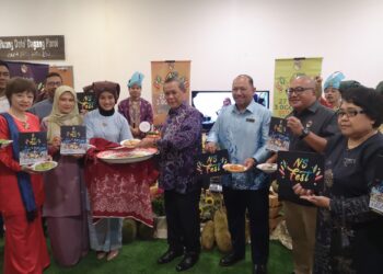 AMINUDDIN Harun menunjukkan makanan tradisional Negeri Sembilan Majlis Prapelancaran NS Fest 2024 di Wisma Majlis Bandaraya Seremban (MBS) Seremban hari ini.-UTUSAN/NUR SHARIEZA ISMAIL