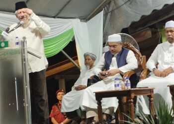 KAMARUDIN Md. Nor semasa menyampaikan ucapan pada Ceramah Gelombang Selamatkan Malaysia dan Pelancaran Jentera PRK Nenggiri di Markas Pas Limau Kasturi 2, Gua Musang, Kelantan-UTUSAN/YATIMIN ABDULLAH.