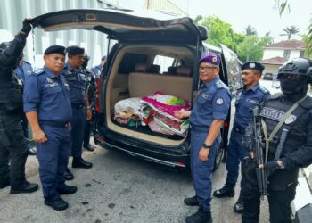 RIBUAN Abdullah (tiga dari kanan) menunjukkan guni berisi bungkusan dadah yang diletakkan di bahagian kerusi penumpang sebuah MPV pada sidang akhbar di Cawangan Narkotik Ibu Pejabat JKDM, Kampung Jijan, Nilai, Seremban hari ini.-UTUSAN/MOHD. SHAHJEHAN MAAMIN.