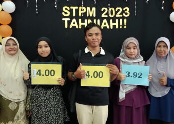 MOHD. Danial Syazwan Mohd. Fazli (tengah) ditemani Syamsinar Saidi (dua kiri) dan Aida Nasuha Mohd. Sohkeri Hadafi (dua kanan) yang ditemani ibu masing-masing selepas mengambil keputusan STPM 2023 di SMK Baling. -UTUSAN/NORLIA RAMLI