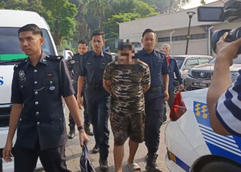 SEORANG penoreh getah dihadapkan ke Mahkamah Sesyen Kuala Pilah hari ini atas dua pertuduhan merogol anaknya.-UTUSAN/NOR AINNA HAMZAH.