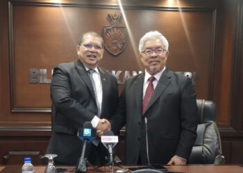 JOHARI Abdul bersalaman dengan MK Ibrahim selepas mereka mengadakan pertemuan di Wisma Negeri, Seremban hari ini.-UTUSAN/NUR SHARIEZA ISMAIL.