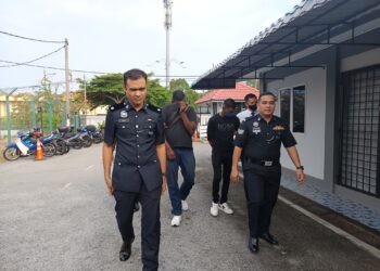 DUA lelaki dihadapkan ke Mahkamah Majistret Port Dickson hari ini atas pertuduhan membantu aktiviti pemberi pinjaman wang tidak berlesen minggu lalu.-UTUSAN/NOR AINNA HAMZAH.