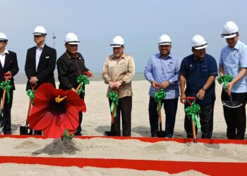 AMINUDDIN Harun (tiga dari kiri) menyempurnakan Majlis Pecah Tanah Projek Pembangunan Lexis Hibiscus 2, Pekan Sungai Menyala, Port Dickson hari ini.-UTUSAN/NOR AINNA HAMZAH.